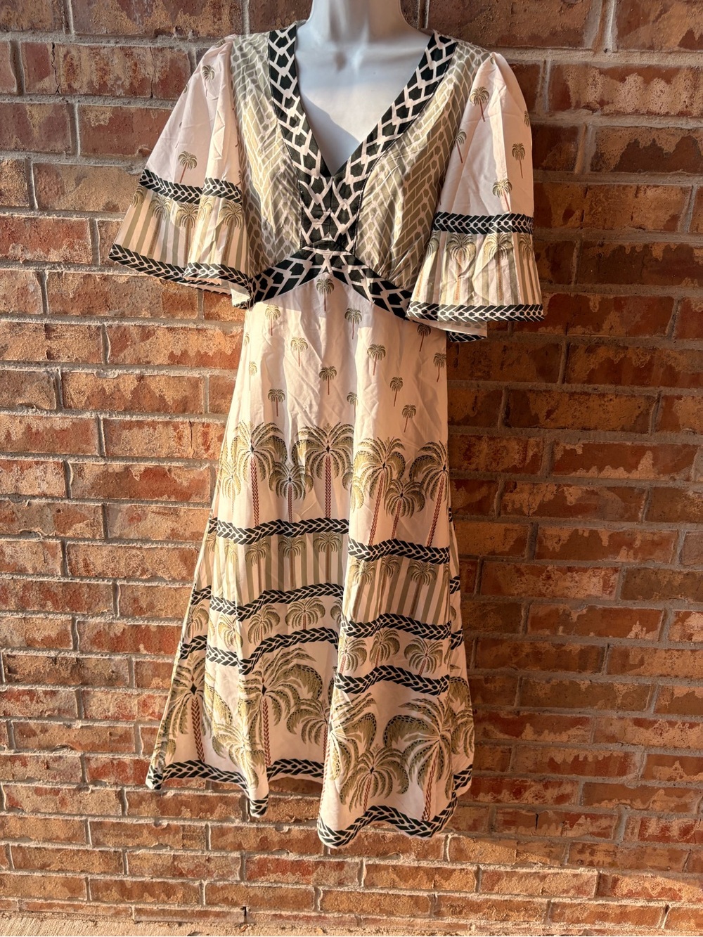 MISS KELLT 1999 Palm-Print V-Neck Maxi Dress in Cream and Green size medium - Picture 4 of 8